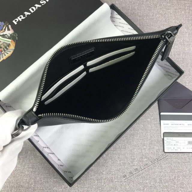 prada手包 普拉達十字紋牛皮手拿包 2NG005 PRADA經典熱賣男士手包  pyd2256
